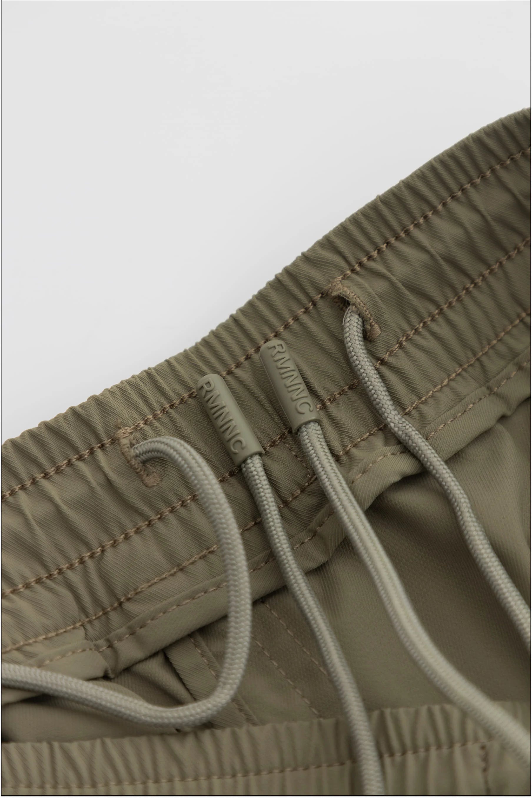 Short verde oliva para hombre semi fitted Focus Remanence 