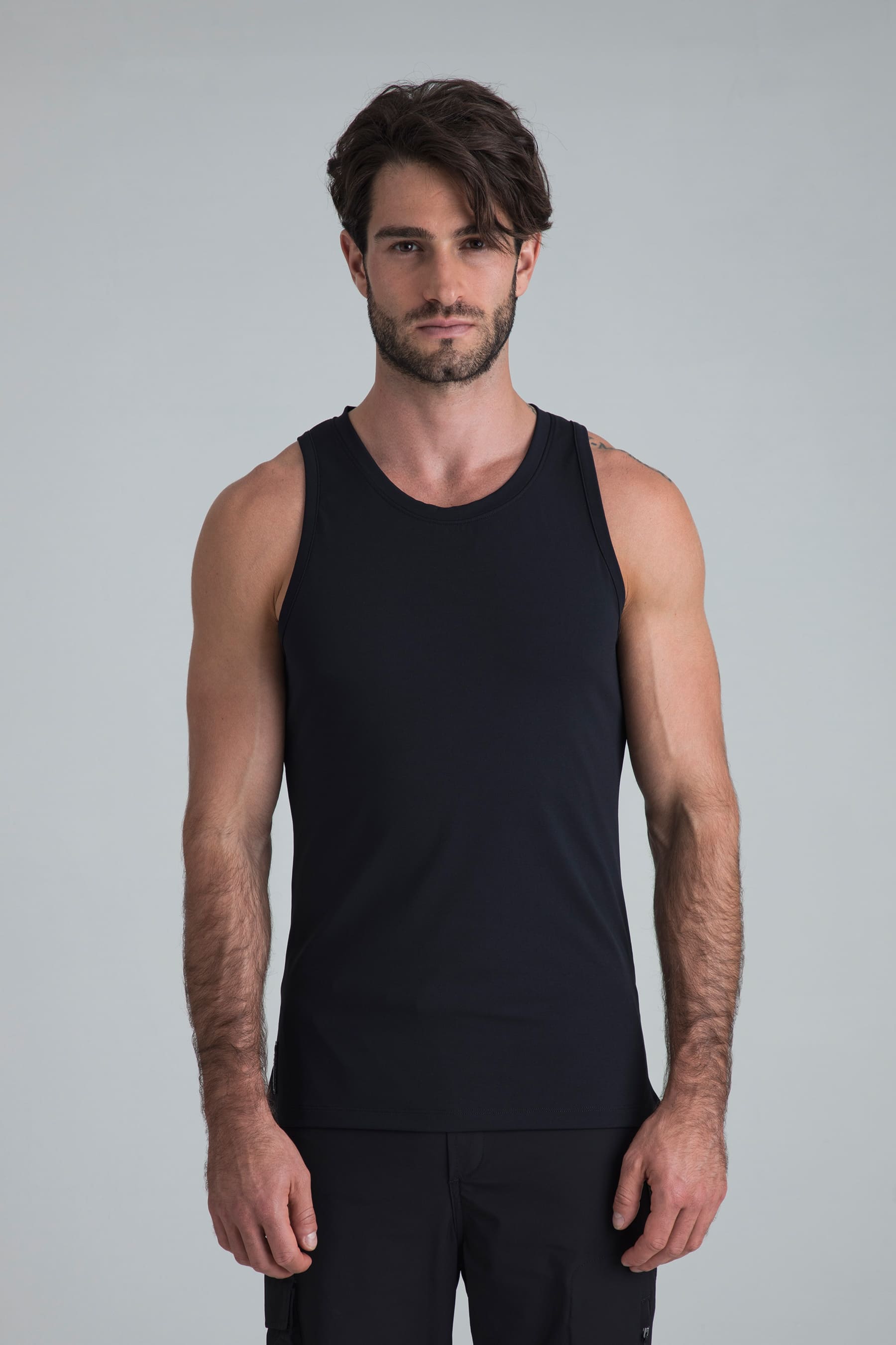 Camiseta negra sin manga para hombre Axis slim fit en modelo
