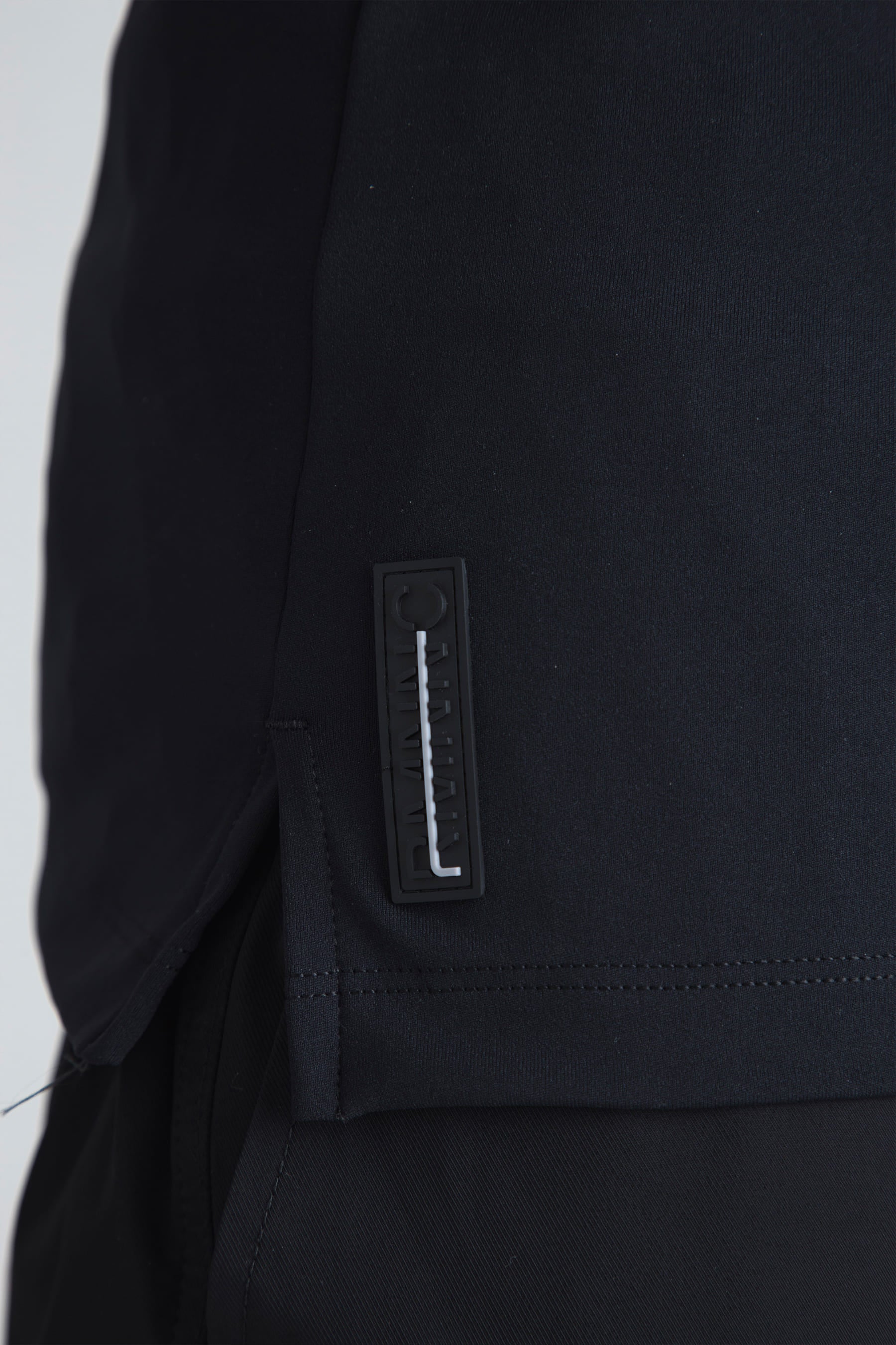Camiseta negra sin manga para hombre detalle de abertura lateral