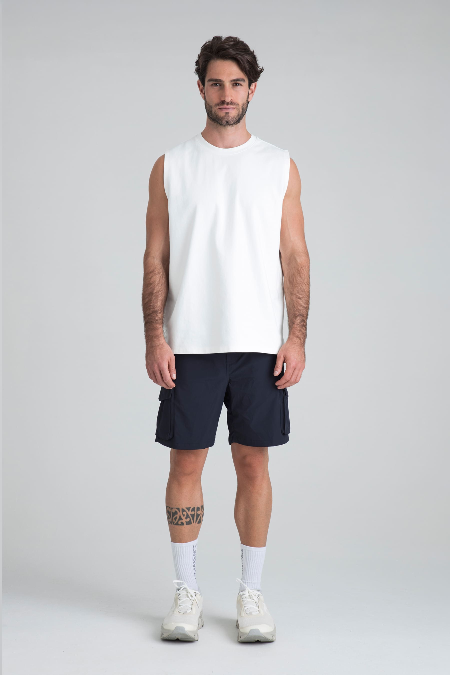 Camiseta blanca sin manga para hombre Cobalt con short negro en modelo