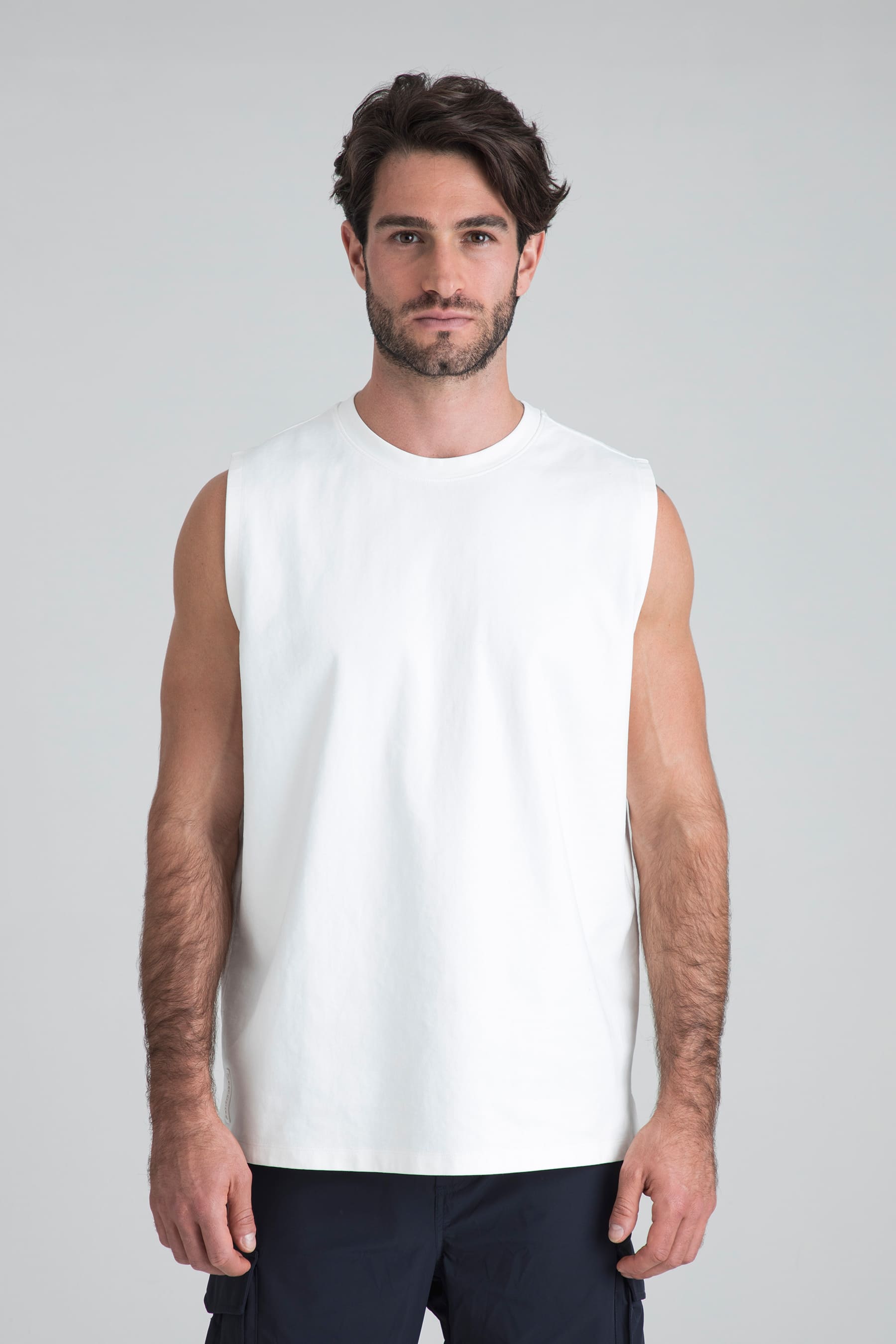 Camiseta blanca sin manga para hombre Cobalt en modelo