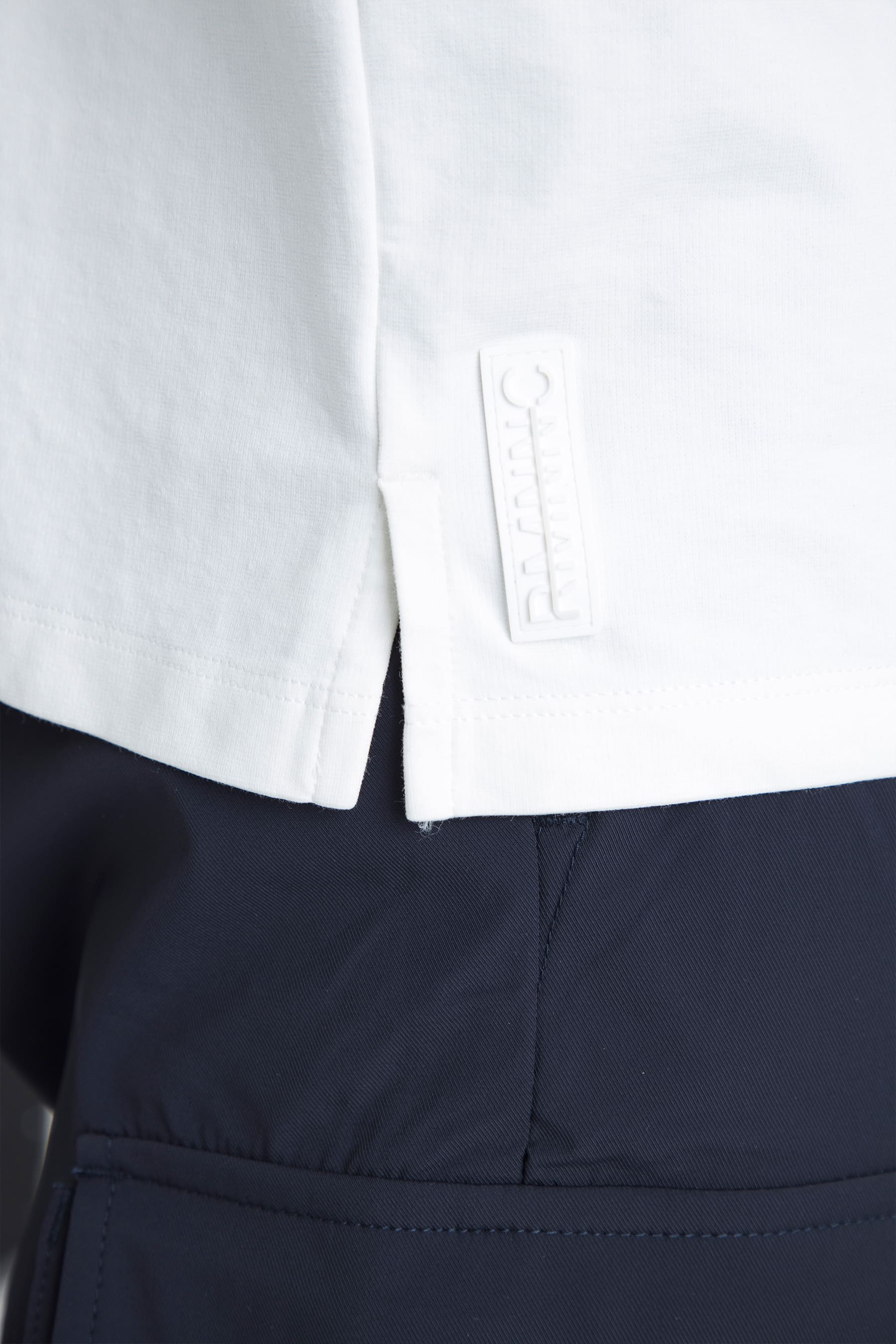 Camiseta blanca sin manga para hombre Cobalt detalle de abertura lateral