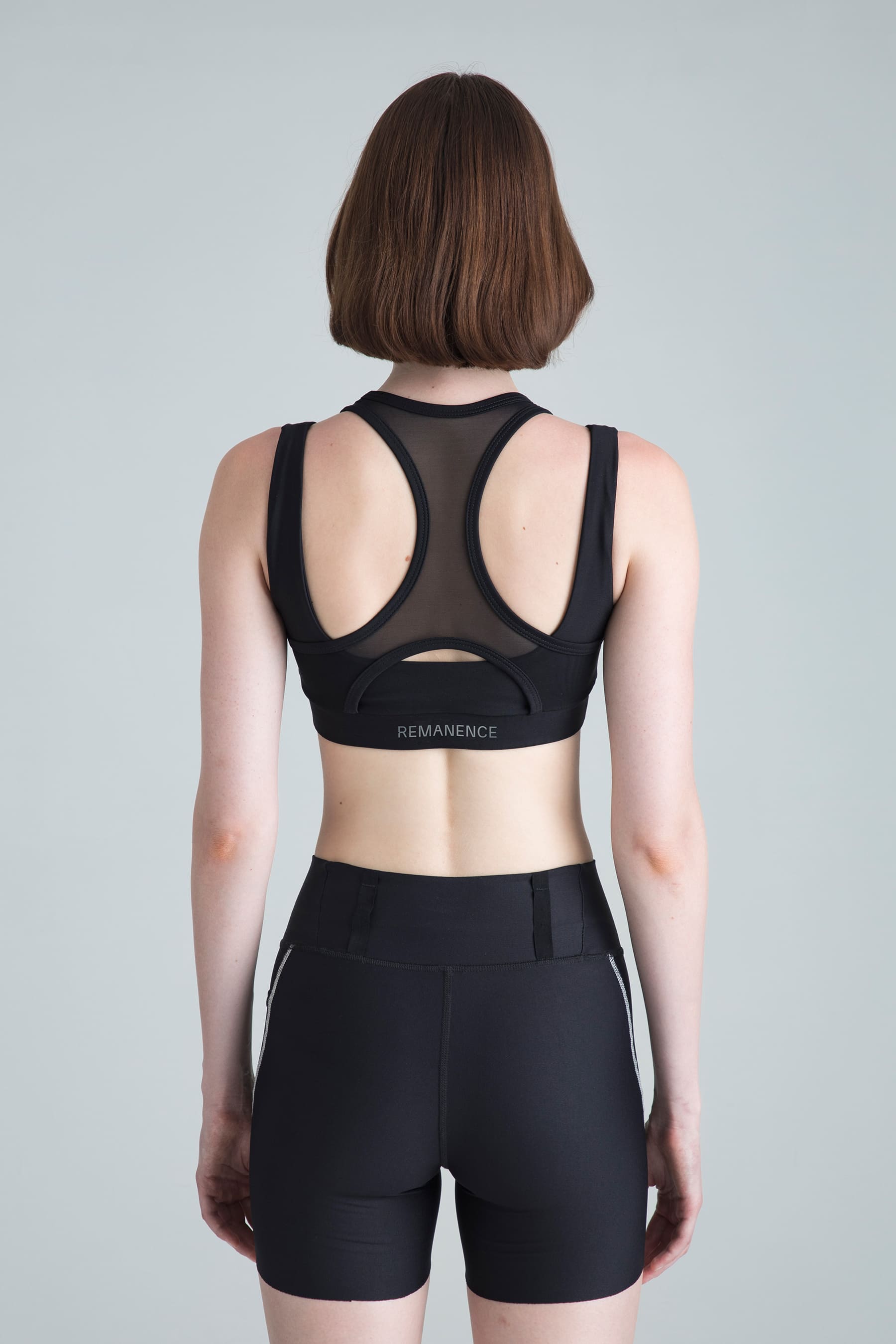 Top deportivo negro para mujer Apex vista posterior en modelo
