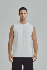 Tank top blanco hombre de corte relaxed fit, sin mangas y cuello redondeado, ajuste cómodo para el día a día