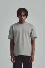 t shirt gris para hombre de corte relajado, caída recta y silueta amplia