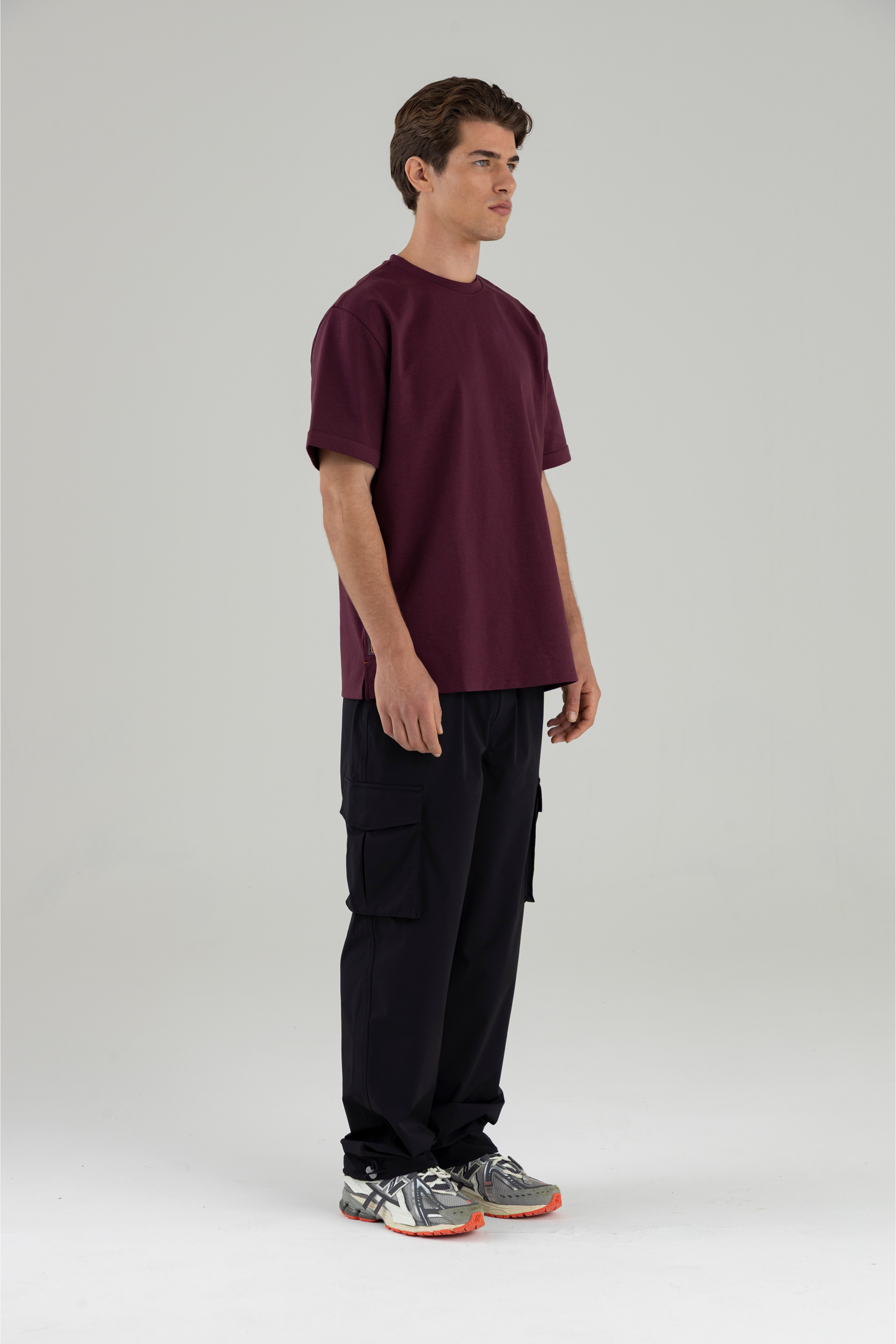 Camiseta color uva en uso, corte relaxed fit que ofrece un ajuste holgado.