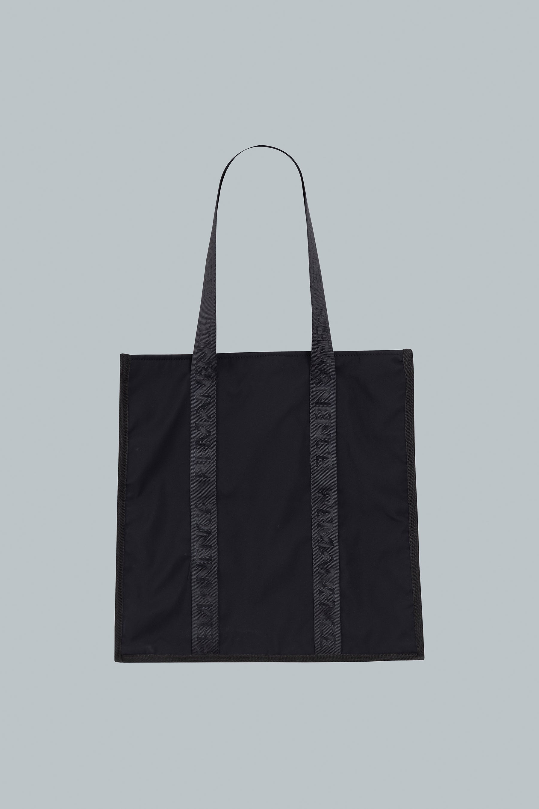 Vista posterior bolso tote negro con cierre y compartimentos
