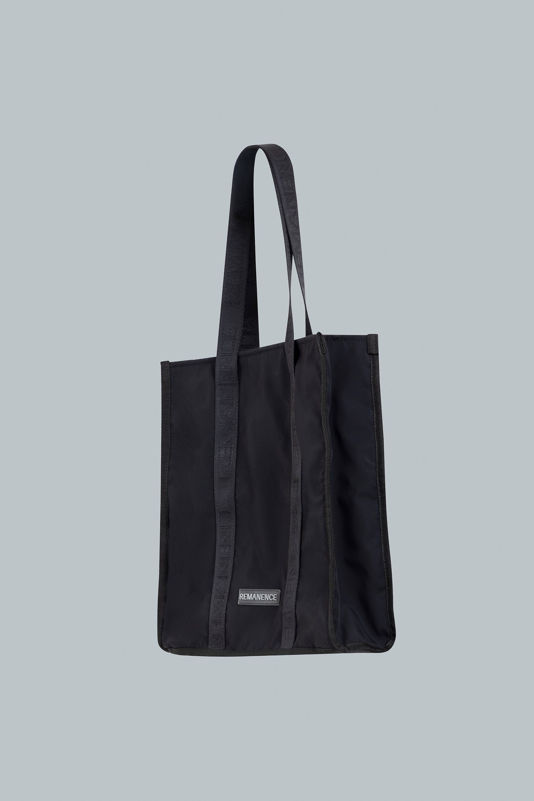 Vista lateral bolso negro de nylon para uso diario