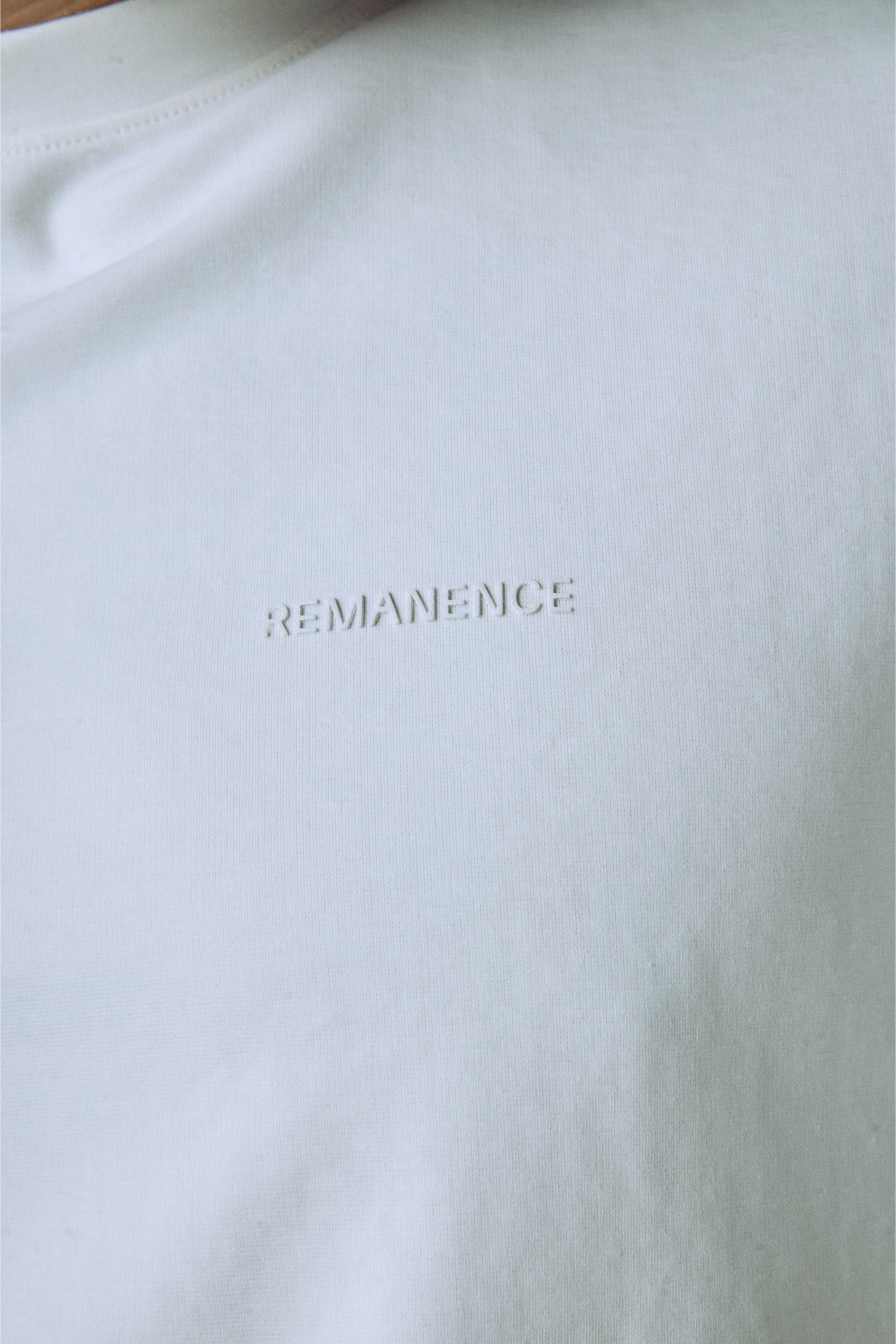 Detalle de logo Remanence estampado en alta densidad.