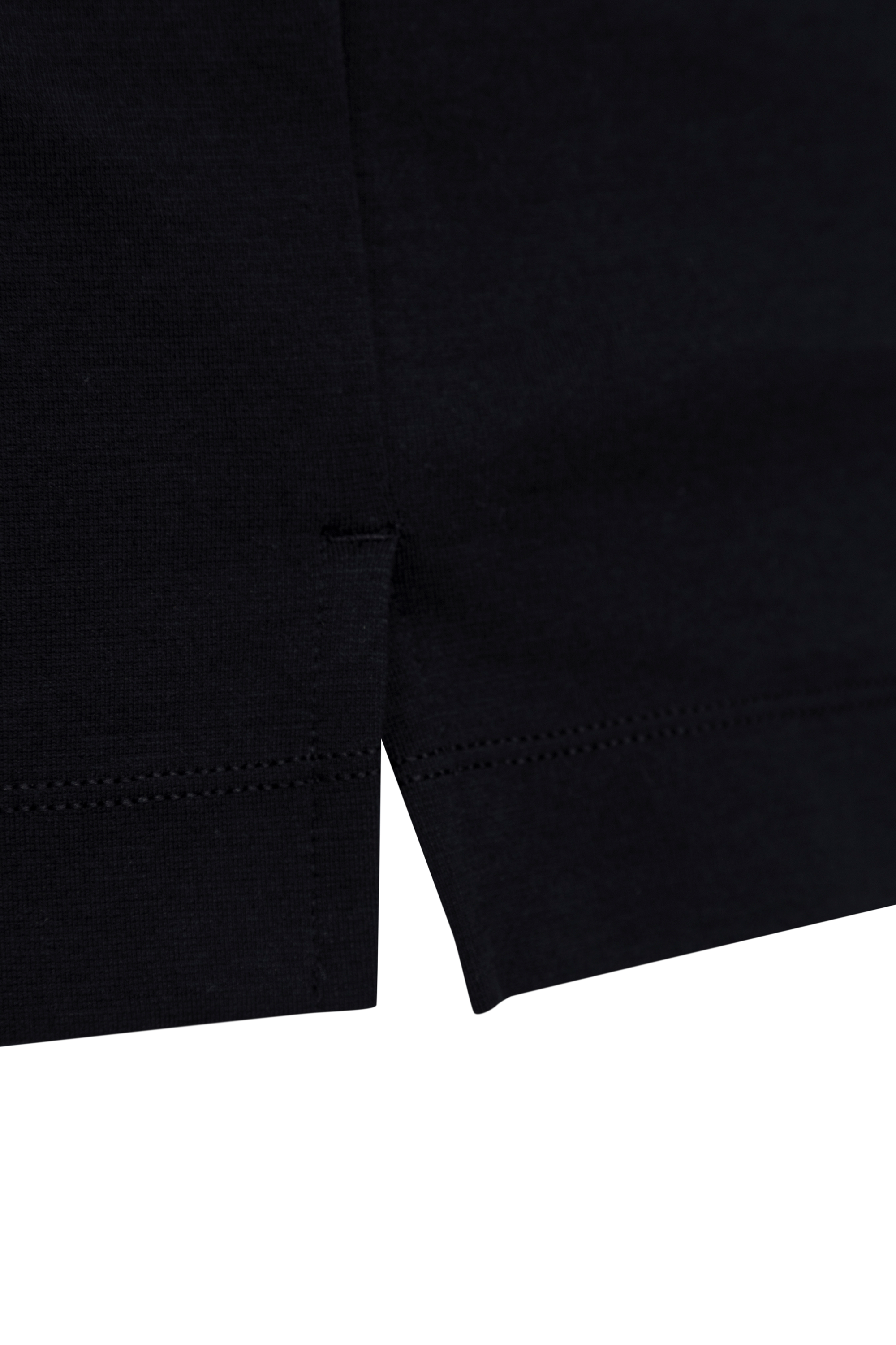 Aberturas laterales en camiseta slim fit negra que aportan movilidad y ventilación