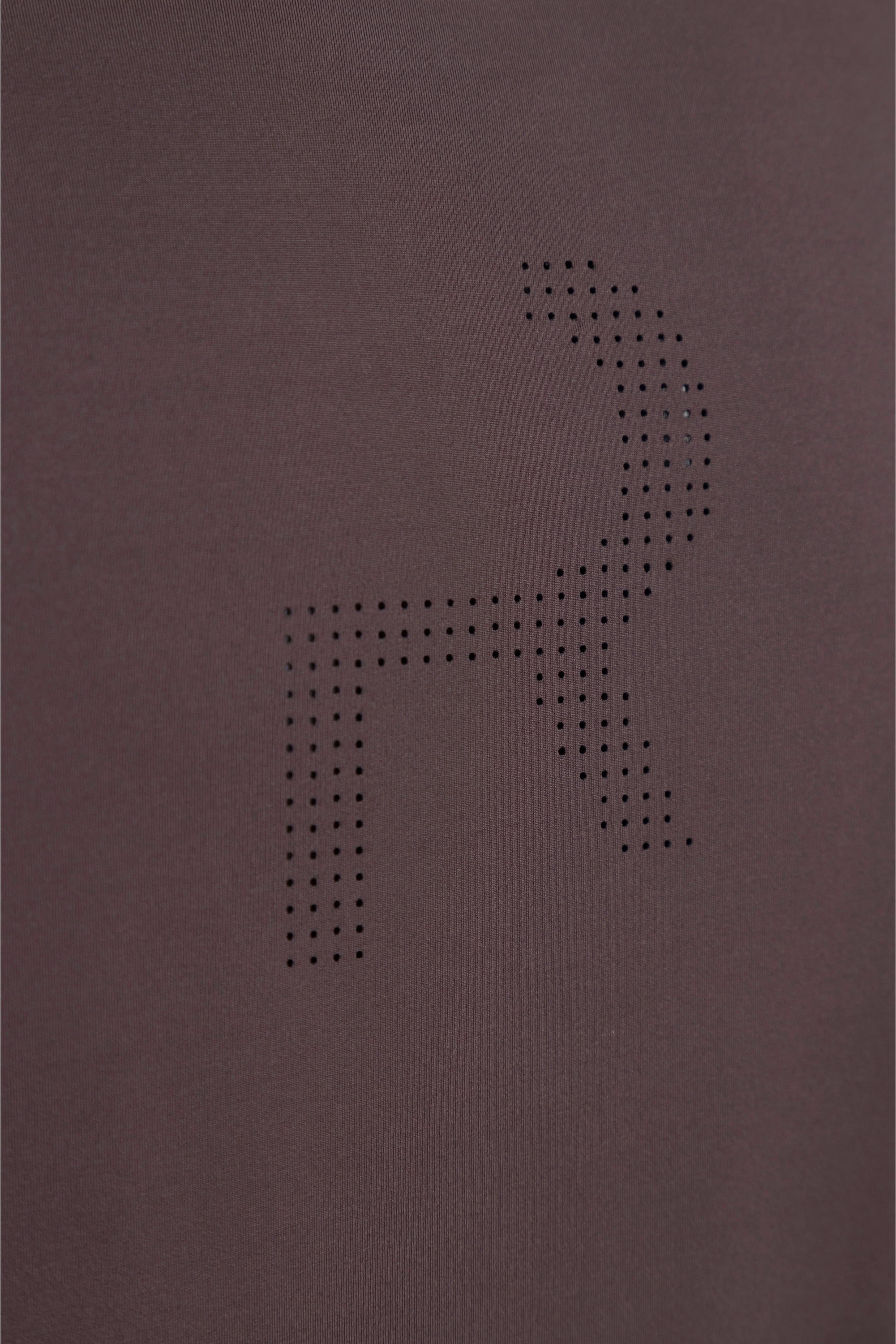 Detalle del perforado trasero con forma del logo , diseñado para mejorar la ventilación.