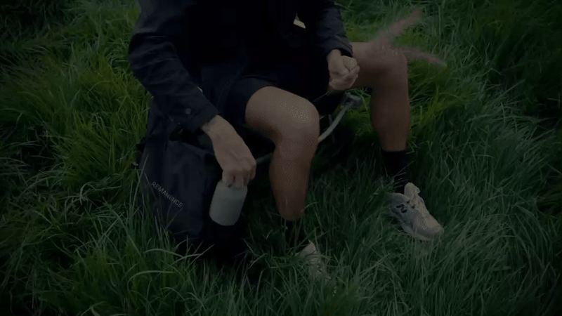 Hombres corriendo con outfit Remanence, expresando movimiento y rendimiento outdoor en ropa techwear.
