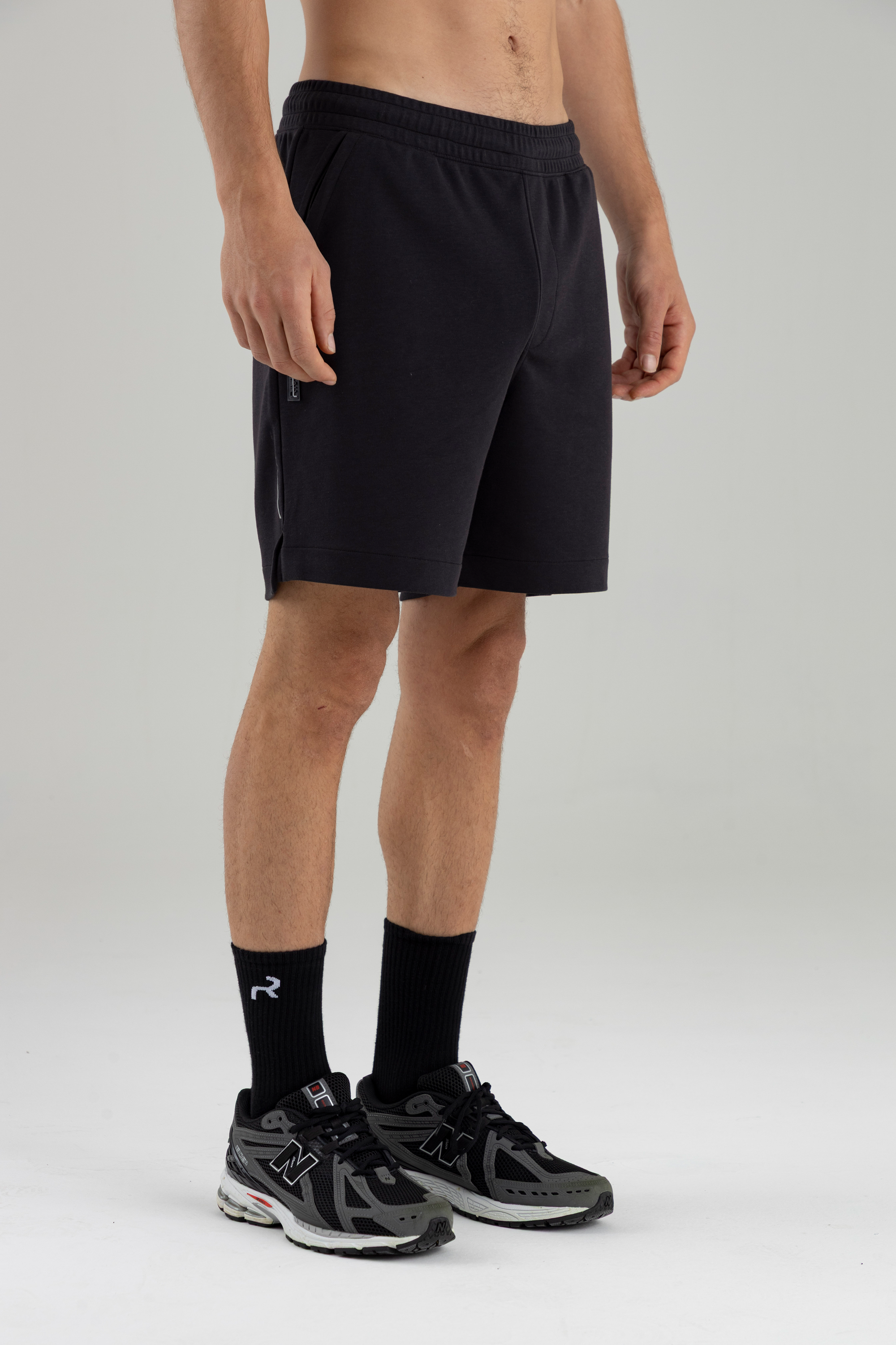 Short negro semi fit en uso, vista frontal 3/4.
