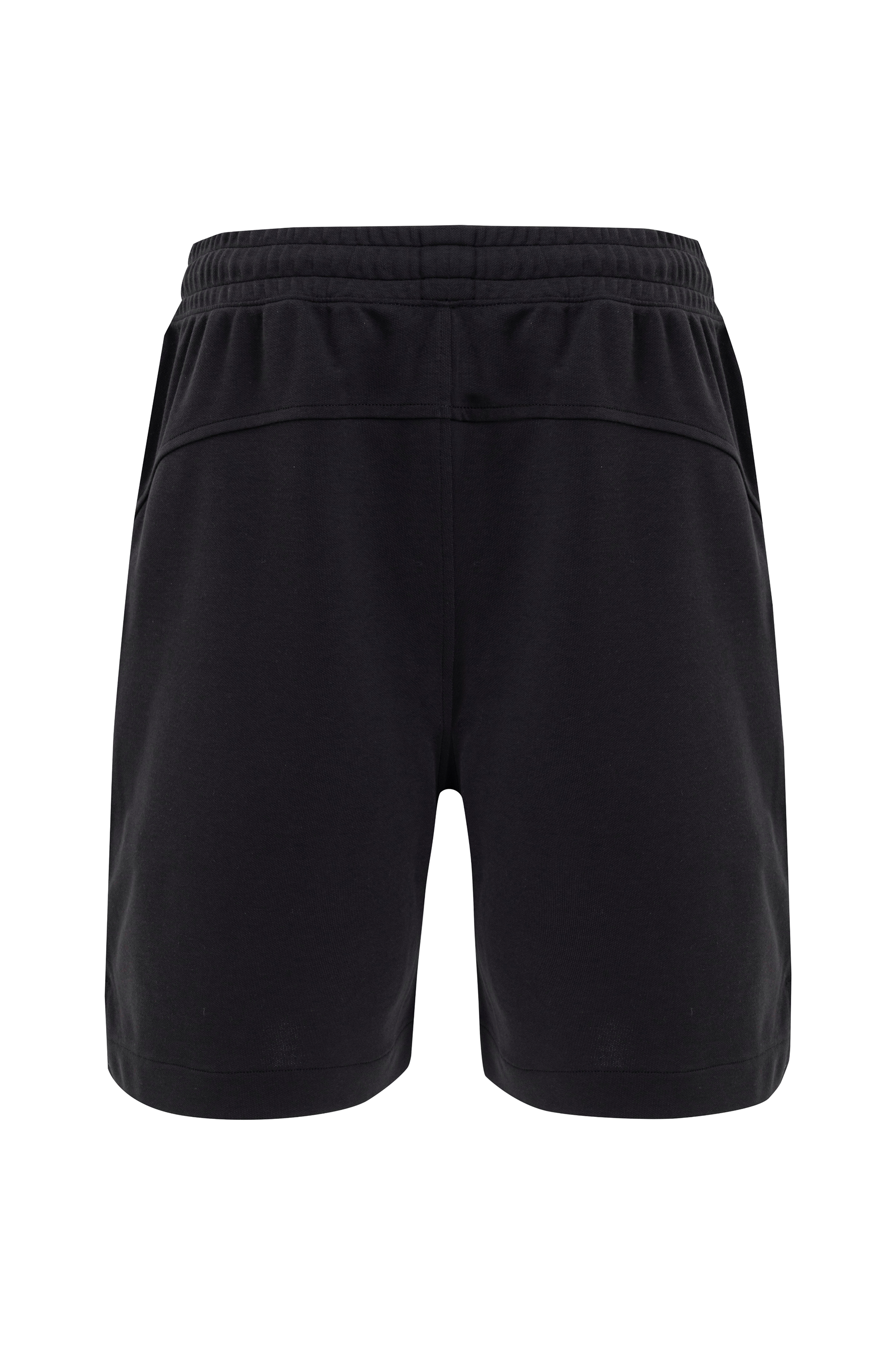 Short extendido negro, vista trasera con bolsillo de ribete.