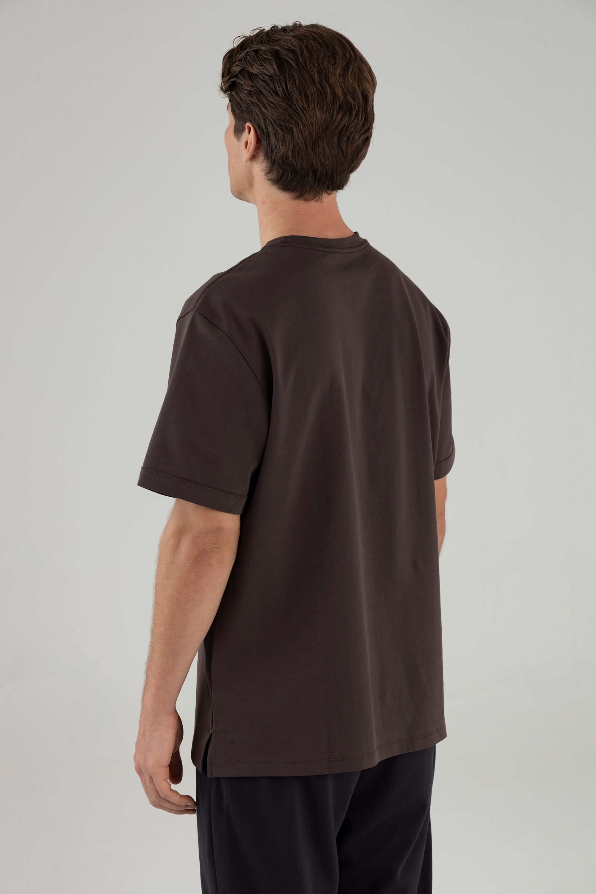 Vista trasera lateral de la camiseta en uso.