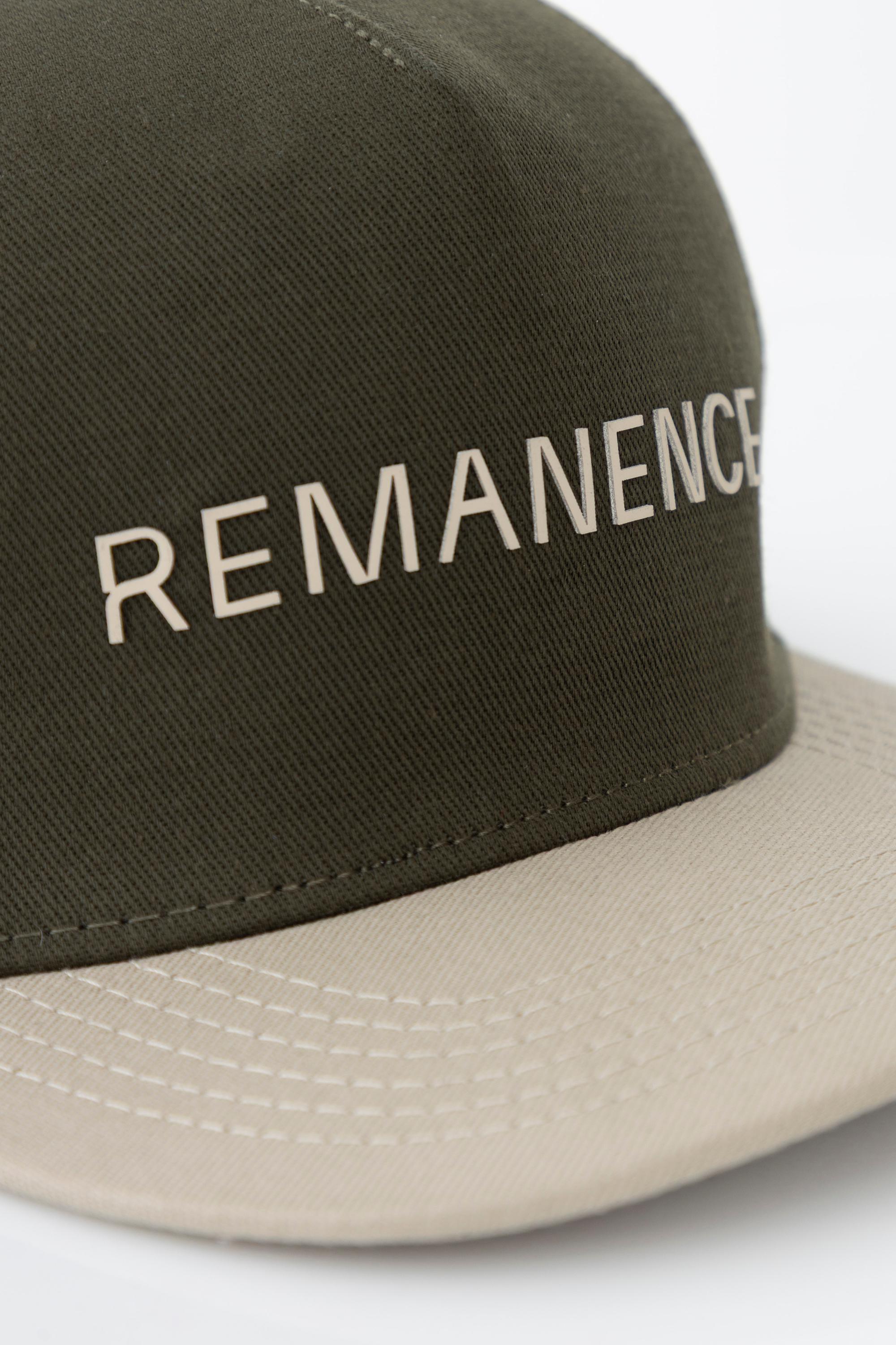 Detalle del logo frontal estampado en alta densidad.