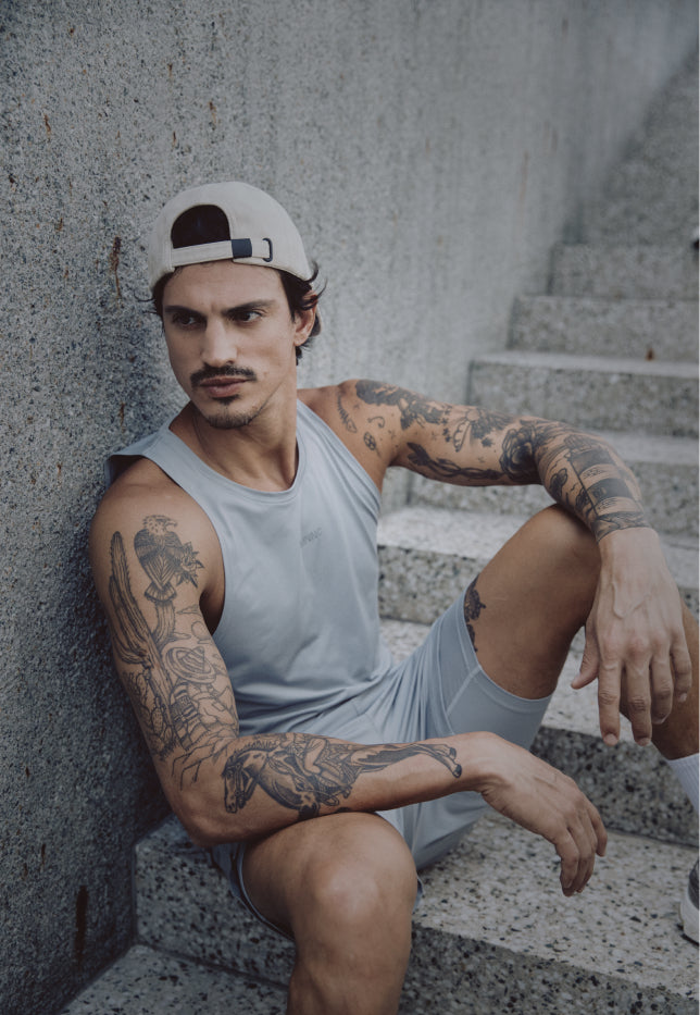 Tank top gris para rendimiento activo, ideal para looks techwear deportivos y versátiles.