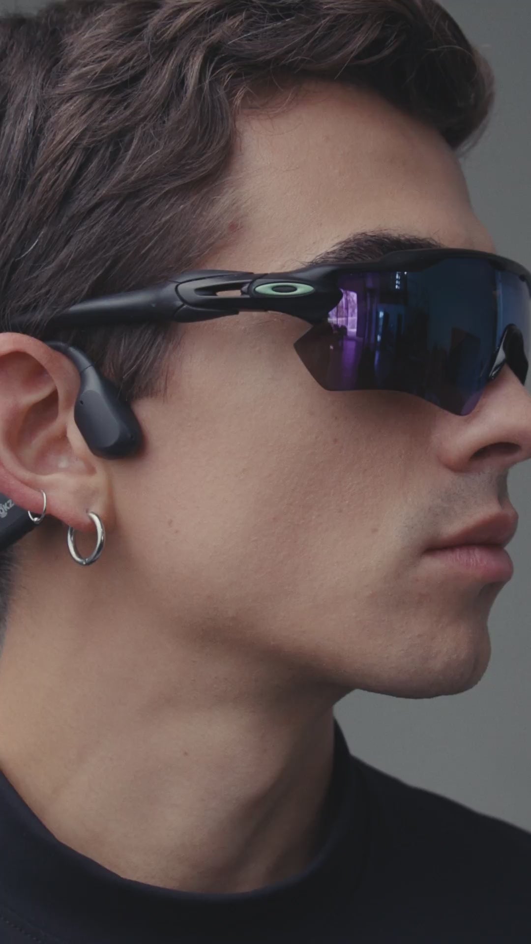 Video mostrando ajuste y detalles de  Camiseta negra manga larga cuello alto.