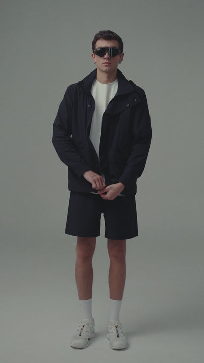 Video mostrando ajuste y detalles de  short negro Endure.