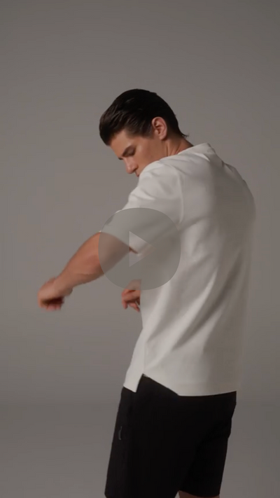 Video mostrando ajuste, caída y detalles de la T-shirt Peak blanca.