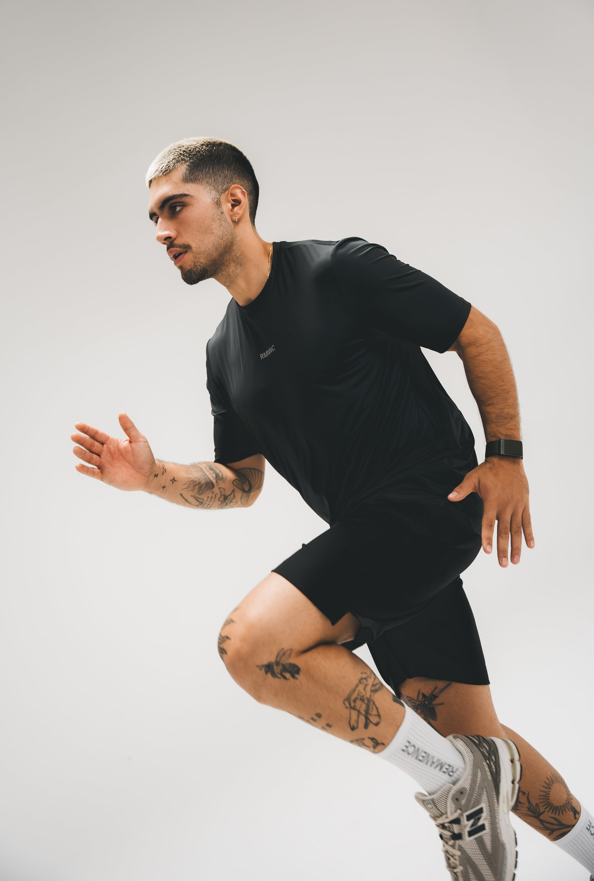 camiseta negra semifit y short negro con biker remanence
