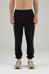 Hombre de frente usando Jogger Semi Fit Chroma negro.