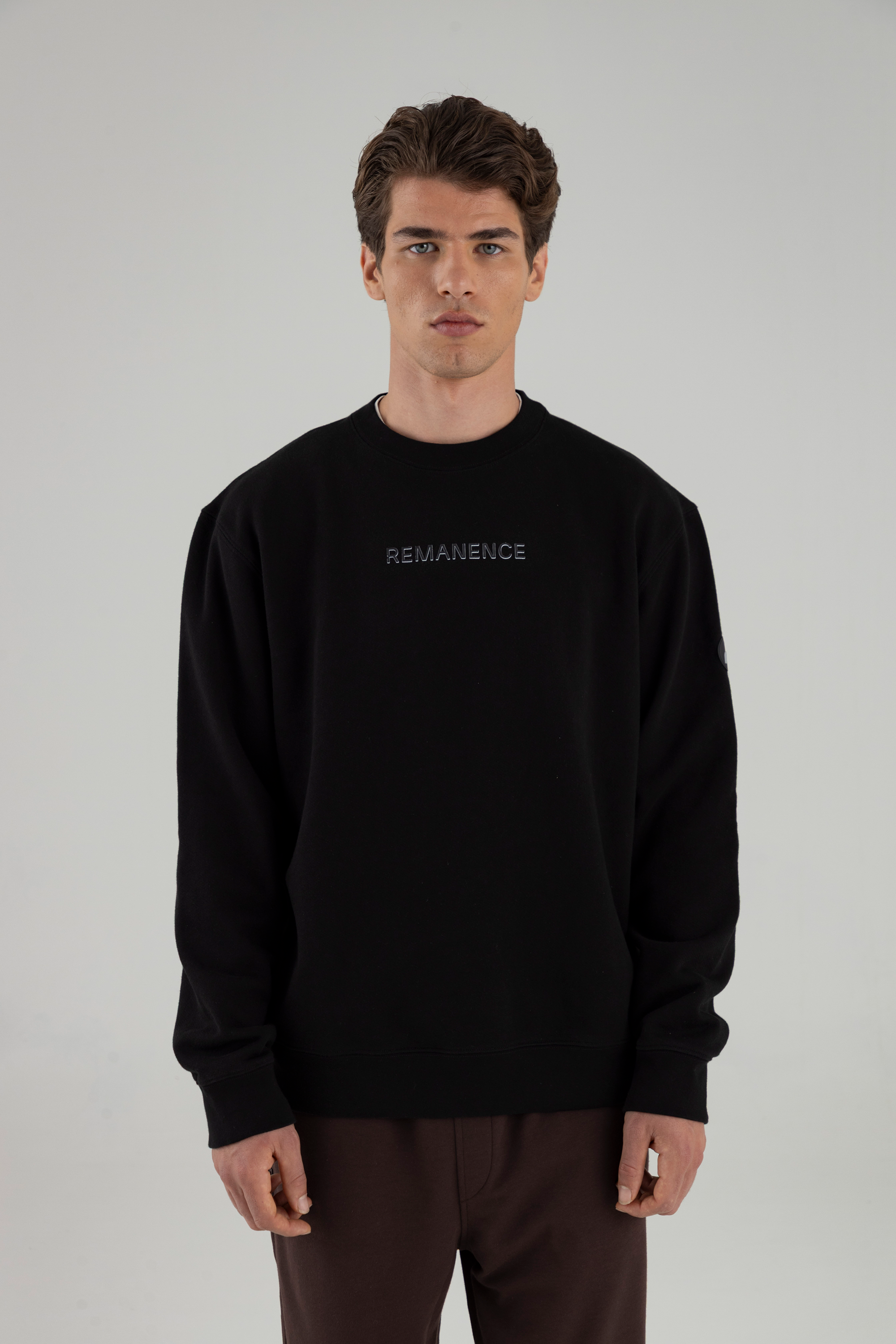 Vista frontal del modelo con sudadera crewneck.